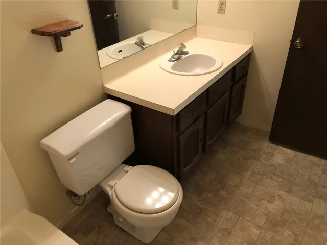 $1,500 | 914 West Meadowmere Lane, Austin, TX 78758