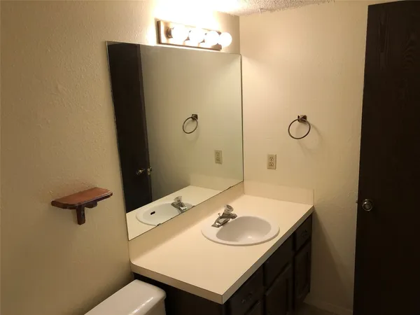 $1,500 | 914 West Meadowmere Lane, Austin, TX 78758