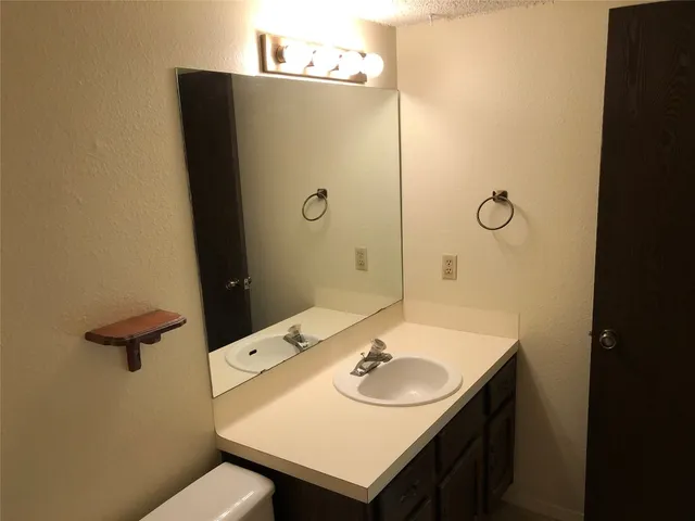 $1,500 | 914 West Meadowmere Lane, Austin, TX 78758