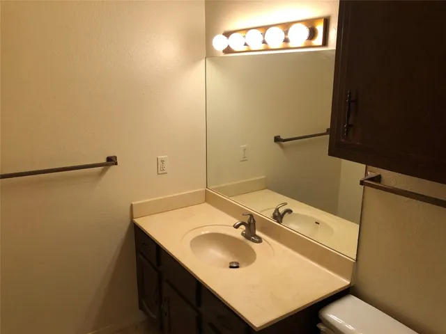 $1,500 | 914 West Meadowmere Lane, Austin, TX 78758