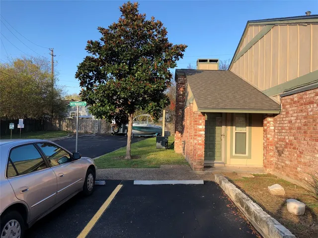 $1,500 | 914 West Meadowmere Lane, Austin, TX 78758