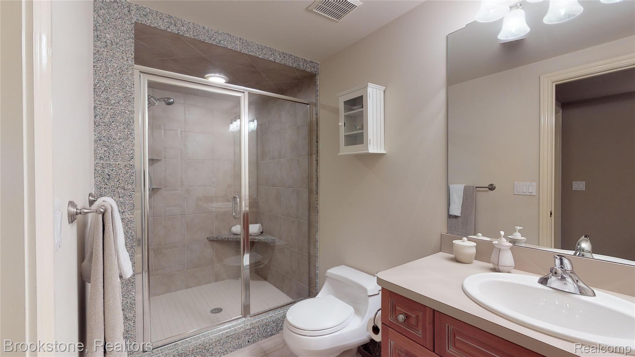5625 Fox Ridge Drive Clarkston, MI 48348 - Photo 41 of 44 5625-Fox-Ridge-Lower-Bath.jpg