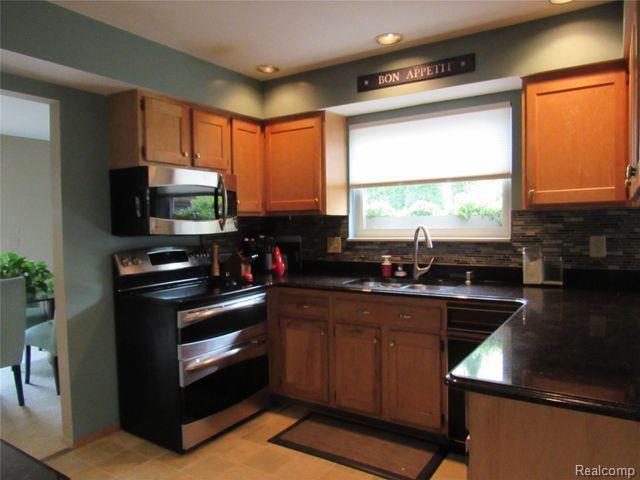 3056 Rolling Green Circle South Rochester Hills, MI 48309 - Photo 4 of 28