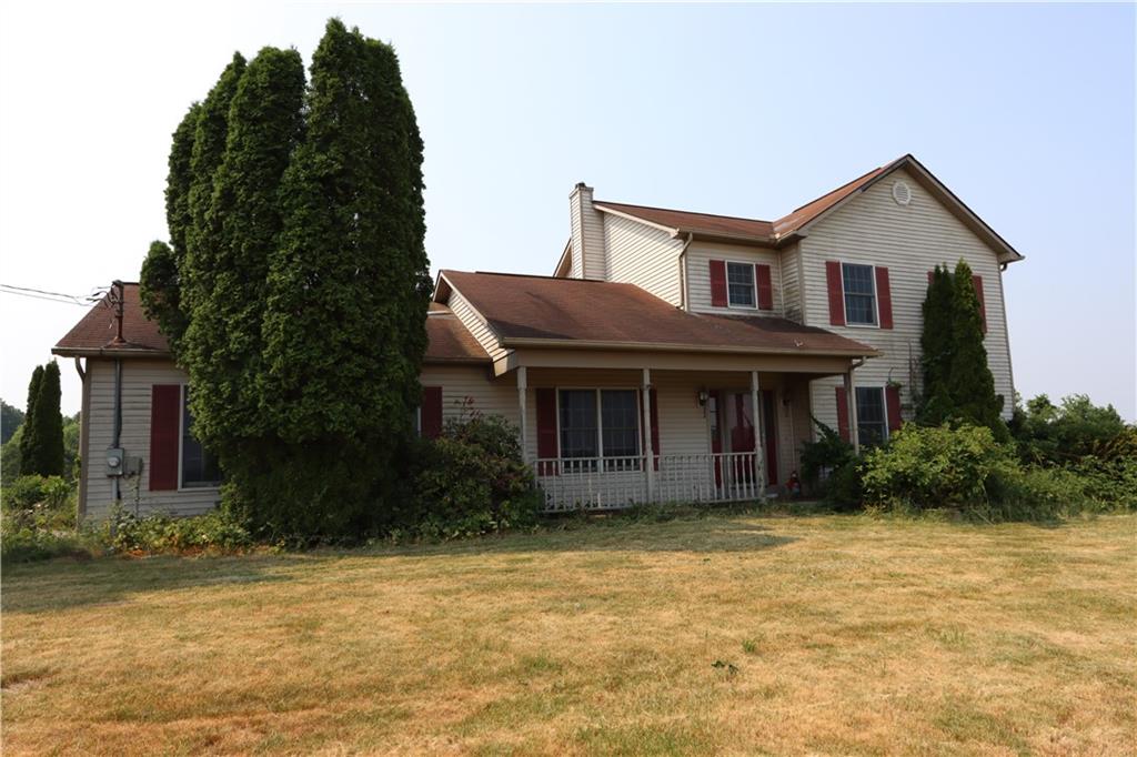 a view of a house with yard and plants
