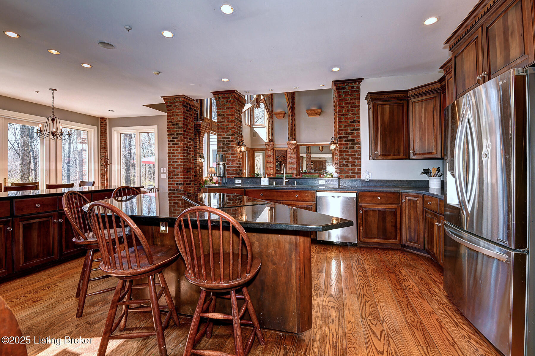 4226 Dolphin Road Louisville, KY 40220 - Photo 33 of 125 Kitchen Bar Eating Area