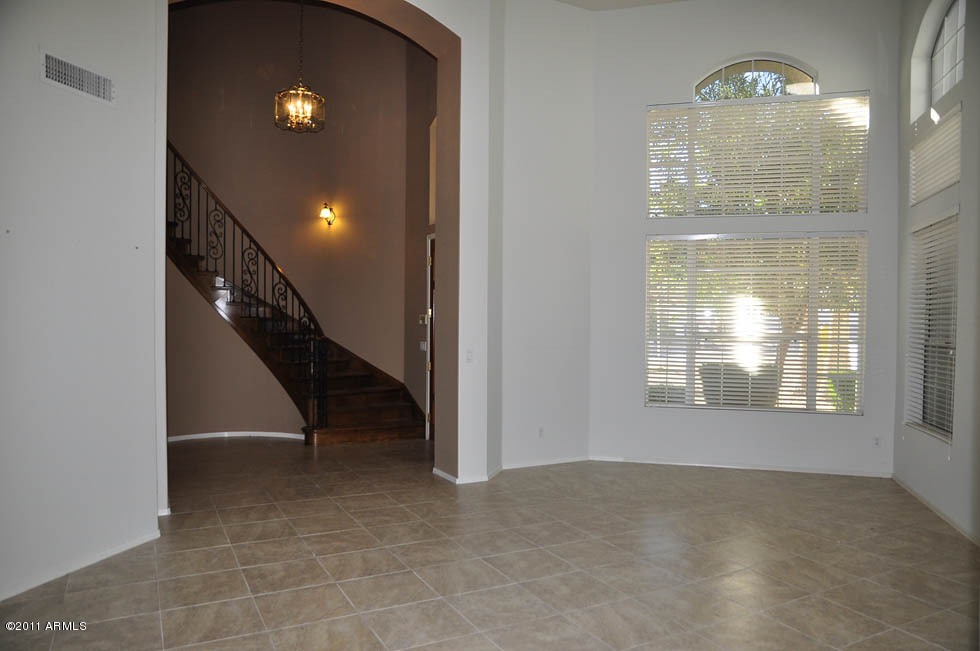 1720 East Redfield Road Phoenix, AZ 85022 - Photo 10 of 30 Living Room