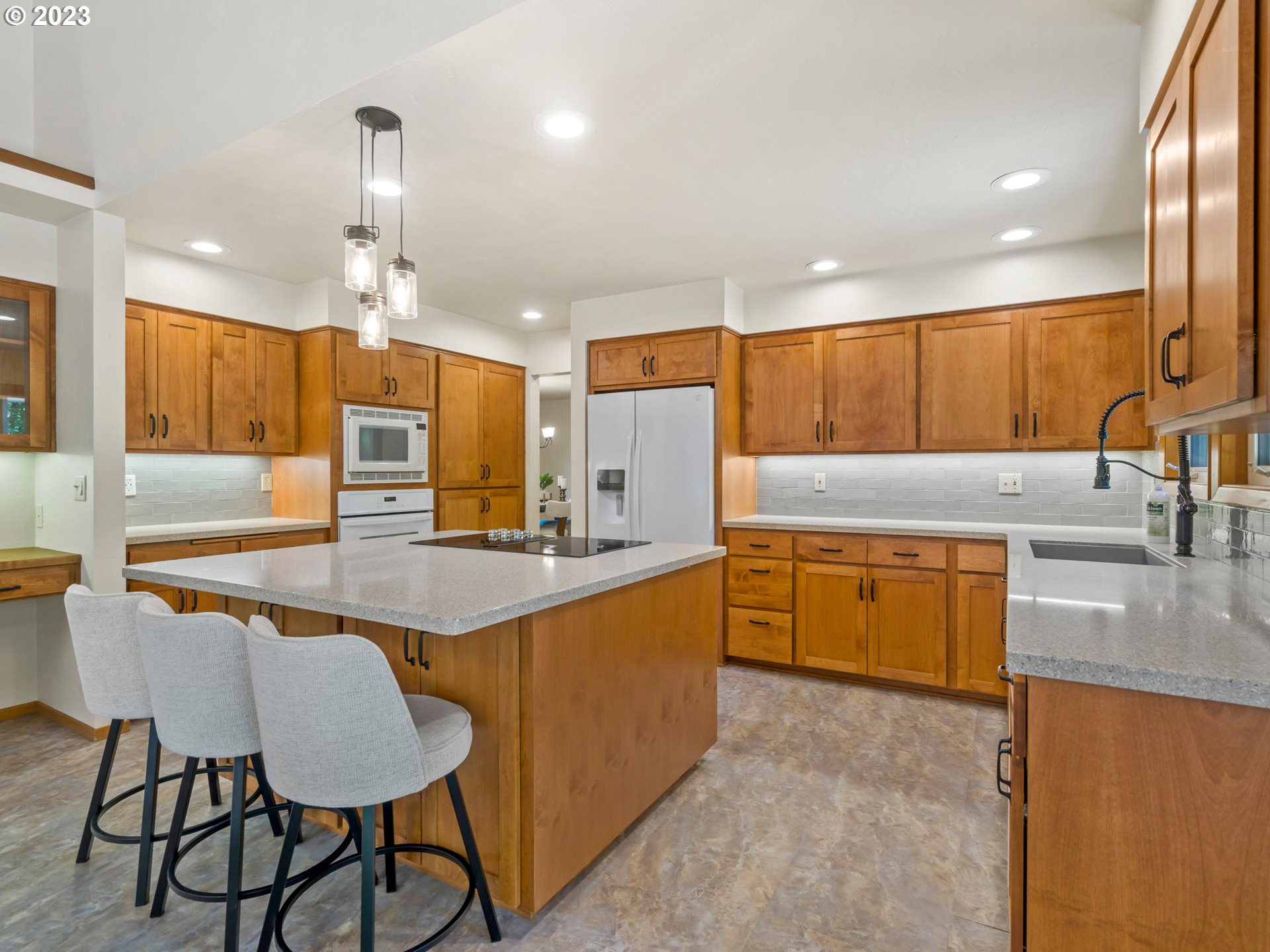 88601 Ermi Bee Road Springfield, OR 97478 - Photo 17 of 48 a large kitchen with a table and chairs in it