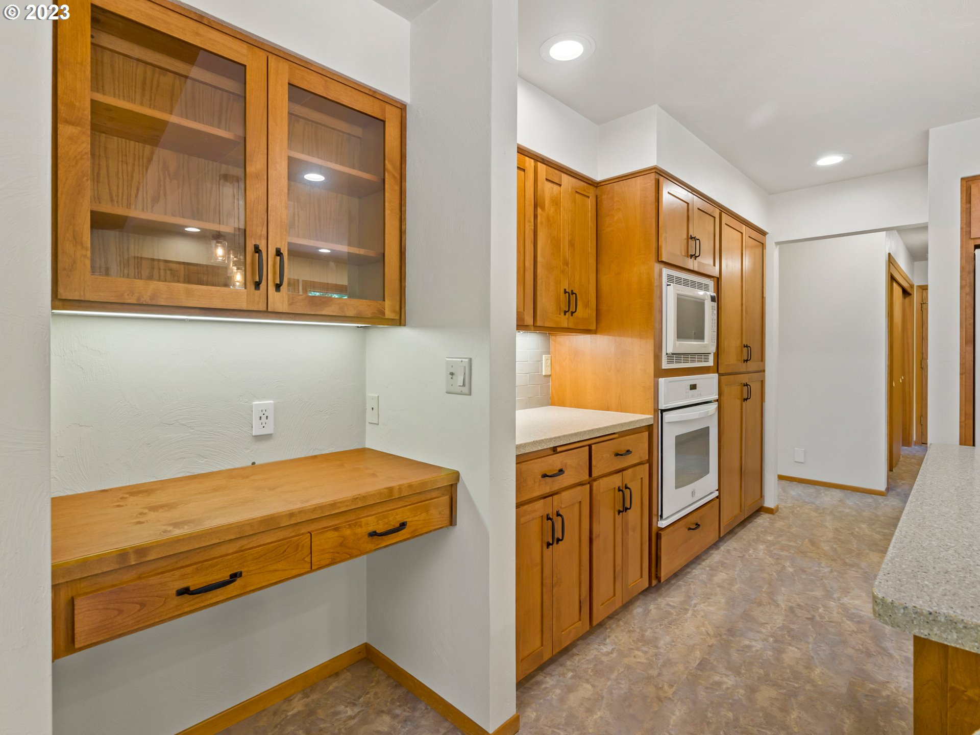 88601 Ermi Bee Road Springfield, OR 97478 - Photo 20 of 48 a kitchen that has a stove and a refrigerator
