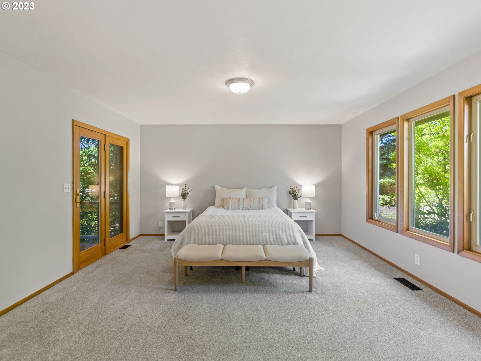 88601 Ermi Bee Road Springfield, OR 97478 - Photo 25 of 48 a bed room with a bed and a lamp