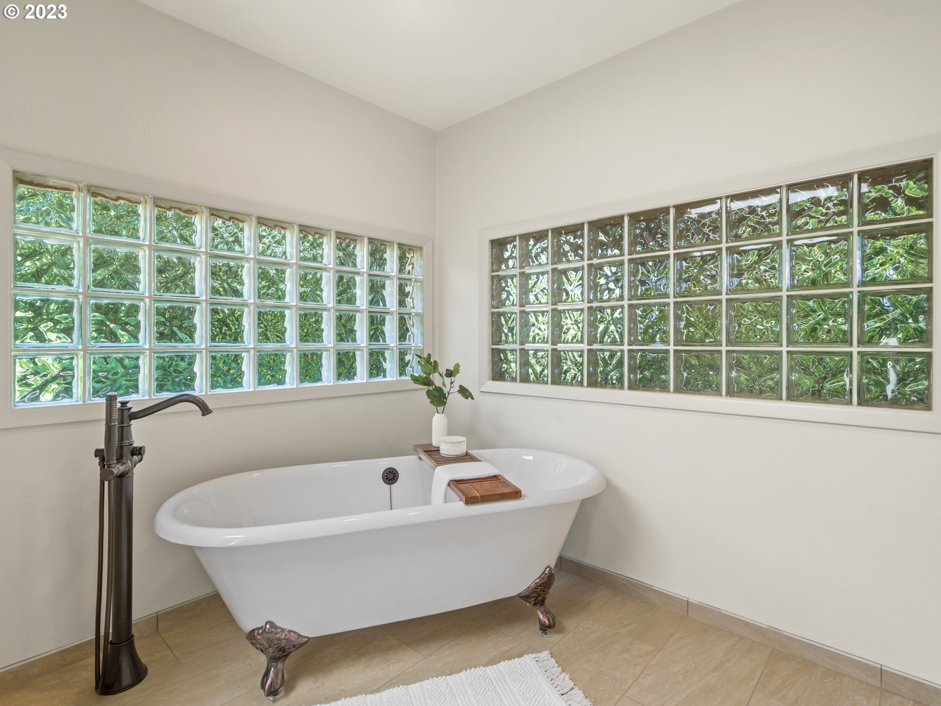 88601 Ermi Bee Road Springfield, OR 97478 - Photo 29 of 48 a bathroom with a bathtub and window