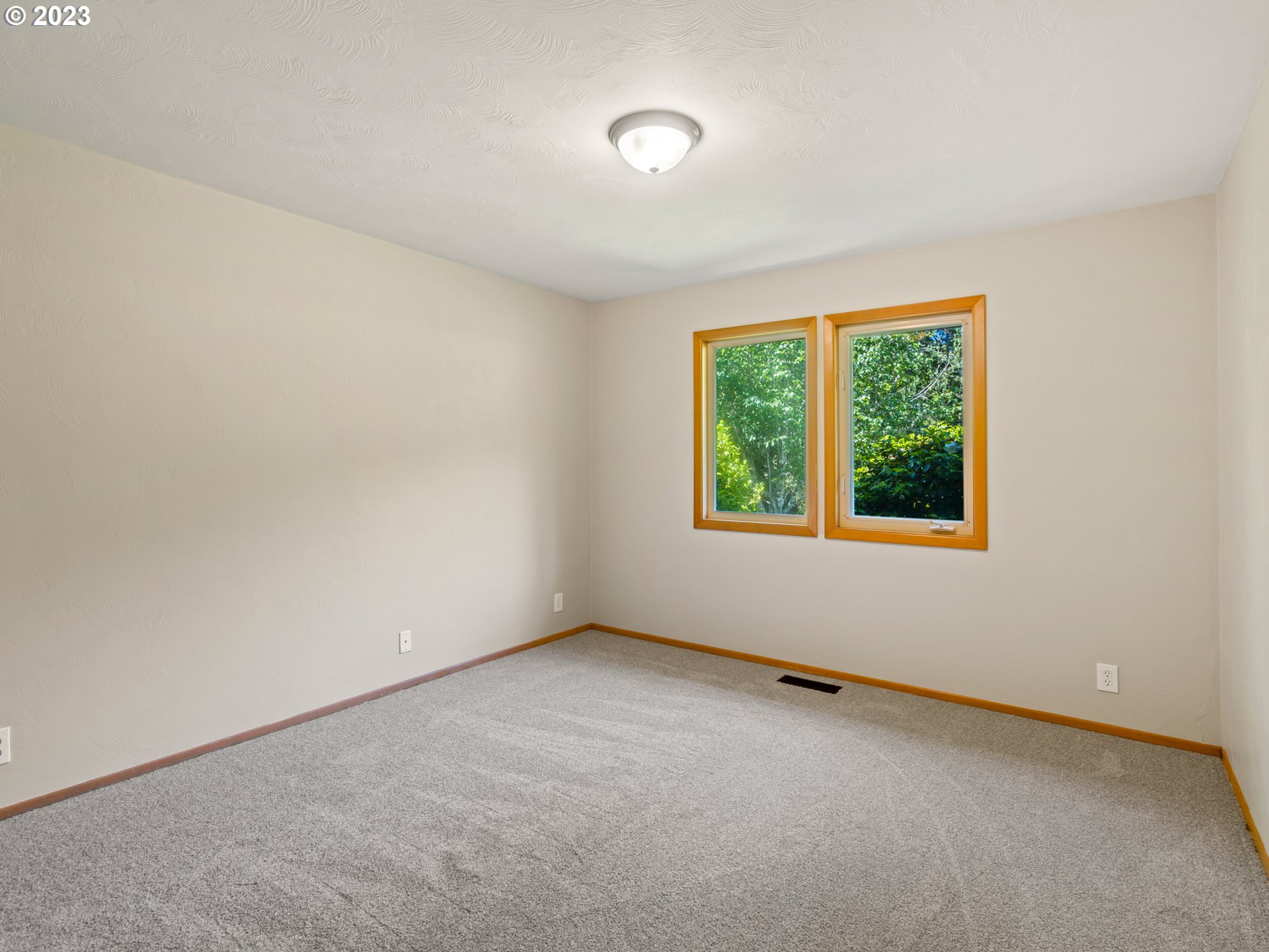 88601 Ermi Bee Road Springfield, OR 97478 - Photo 35 of 48 an empty room with windows