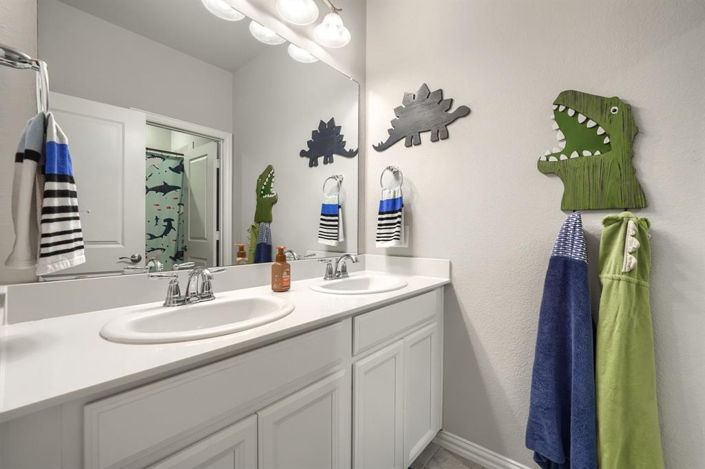 1436 Pebble Way Allen, TX 75013 - Photo 20 of 35 a bathroom with a sink and a mirror