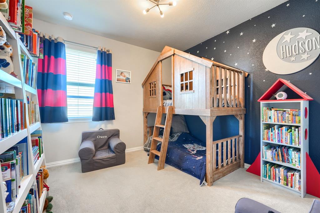 1436 Pebble Way Allen, TX 75013 - Photo 21 of 35 a living room with furniture and a book shelf