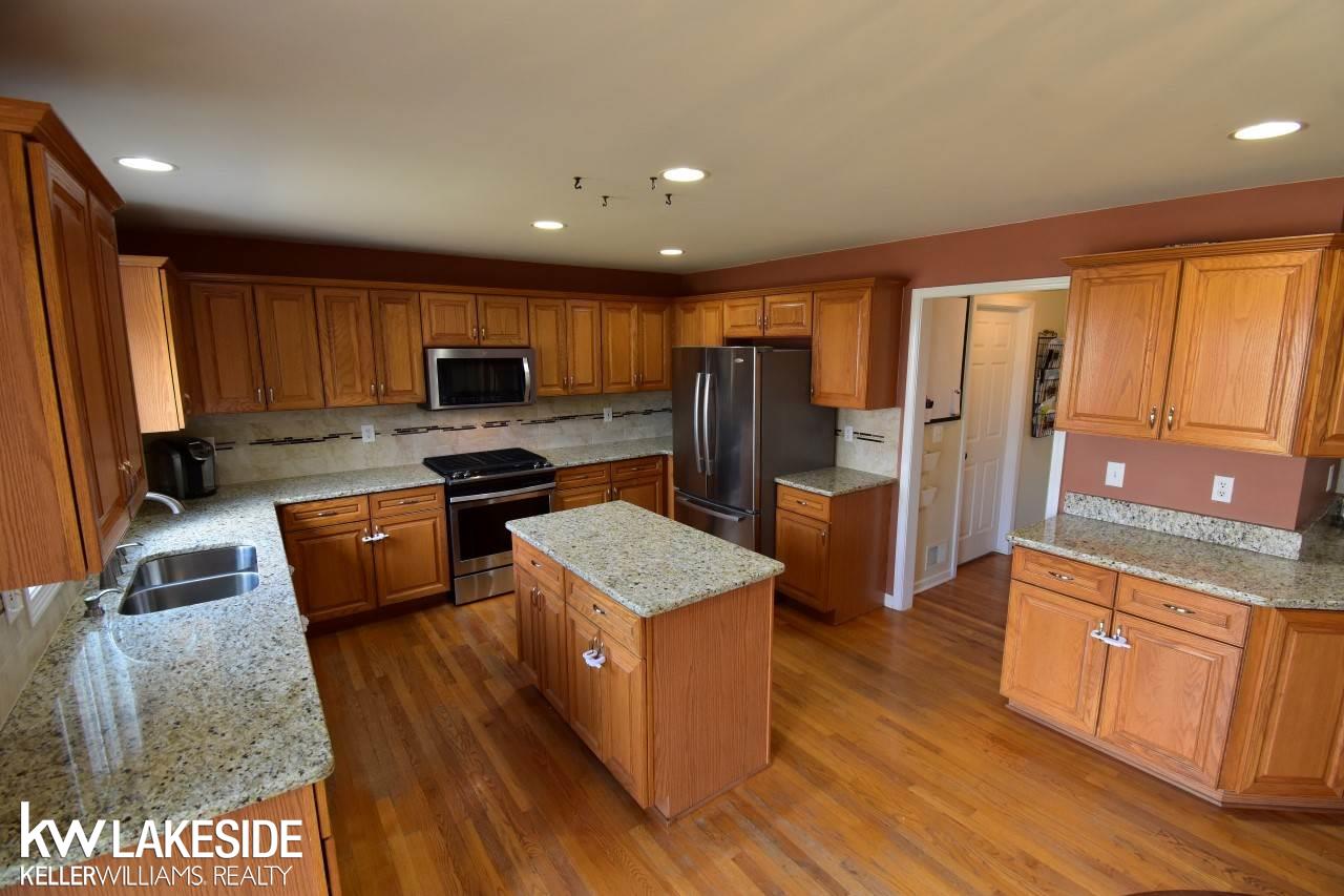 1076 Rochelle Park Drive Rochester Hills, MI 48309 - Photo 4 of 25