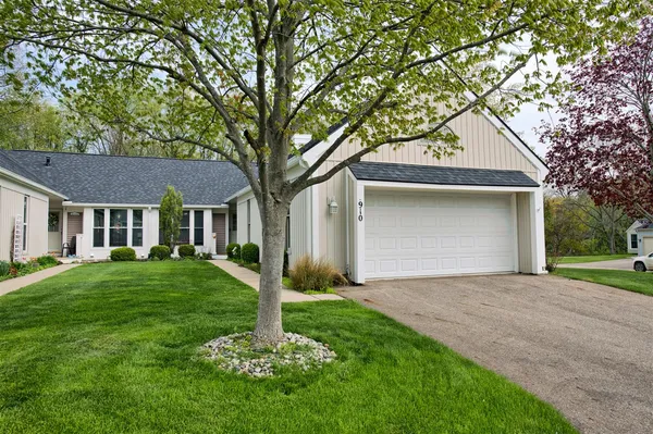 $279,900 | 910 Cherrywood Circle, Portland, MI 48875