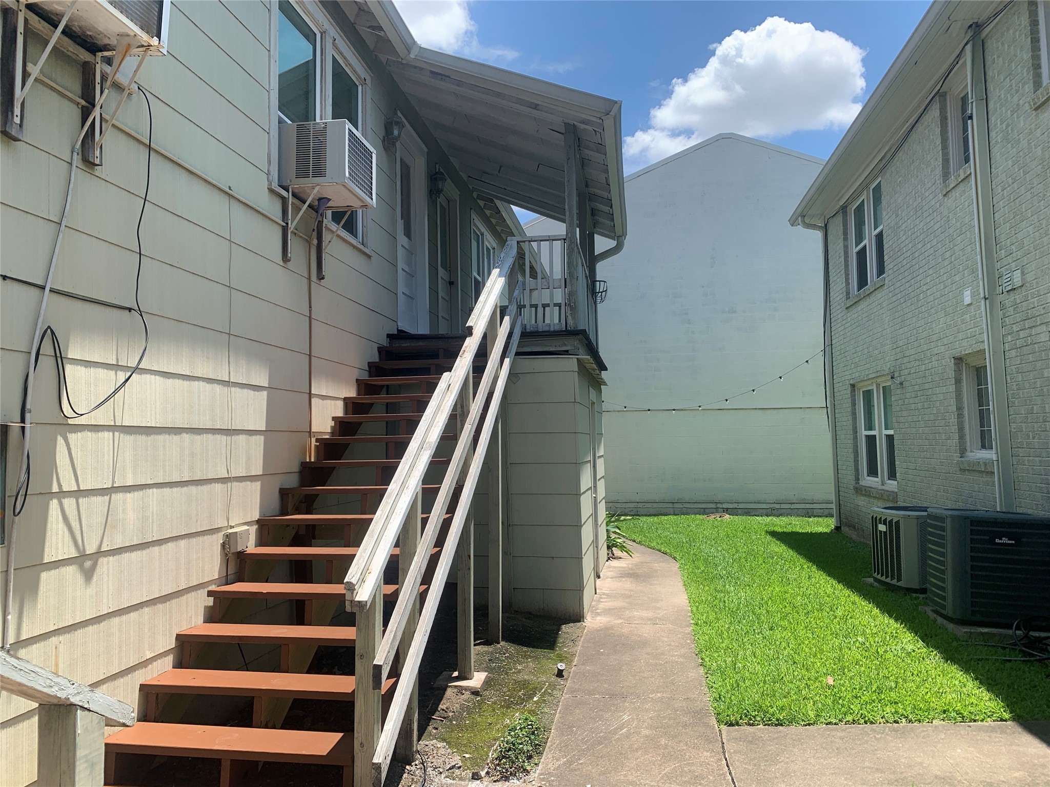 307 Avondale Street, Unit 2 5 Houston, TX 77006 - Photo 29 of 30 The garage apartment is located right behind the main building.