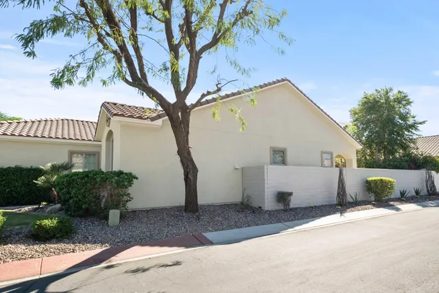 a view of a house with backyard and trees