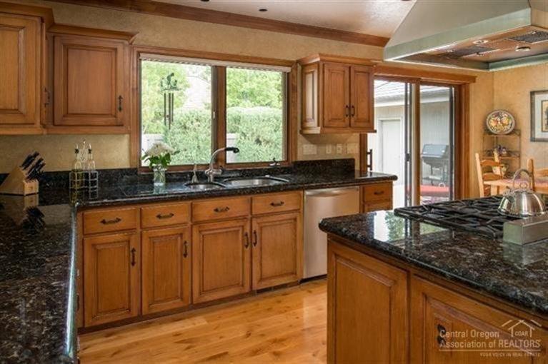 8 North Course Lane Sunriver, OR 97707 - Photo 6 of 24 The kitchen offers gleaming hardwoods, g