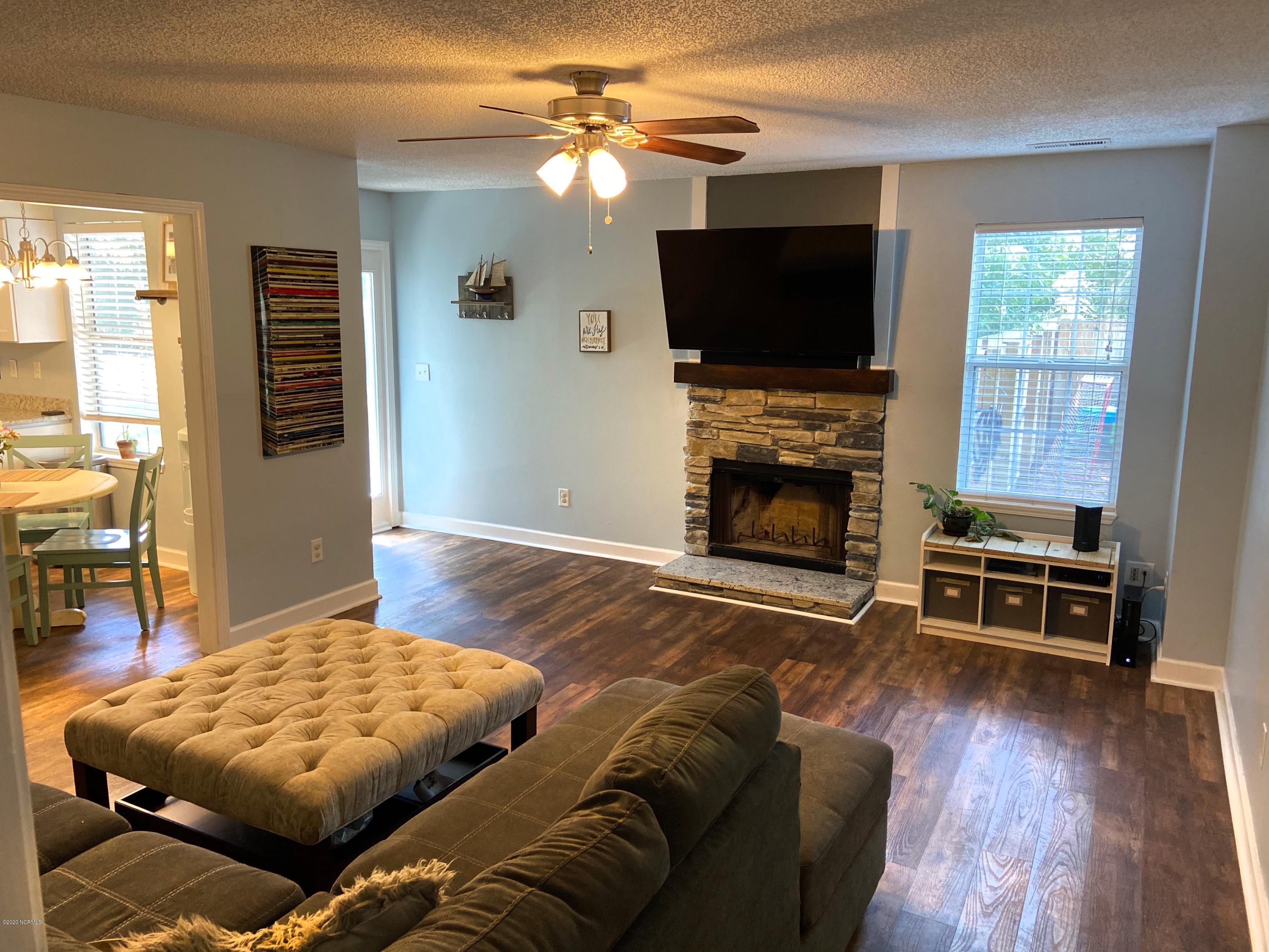 400 Hidden Valley Road Wilmington, NC 28409 - Photo 3 of 15 livingroom