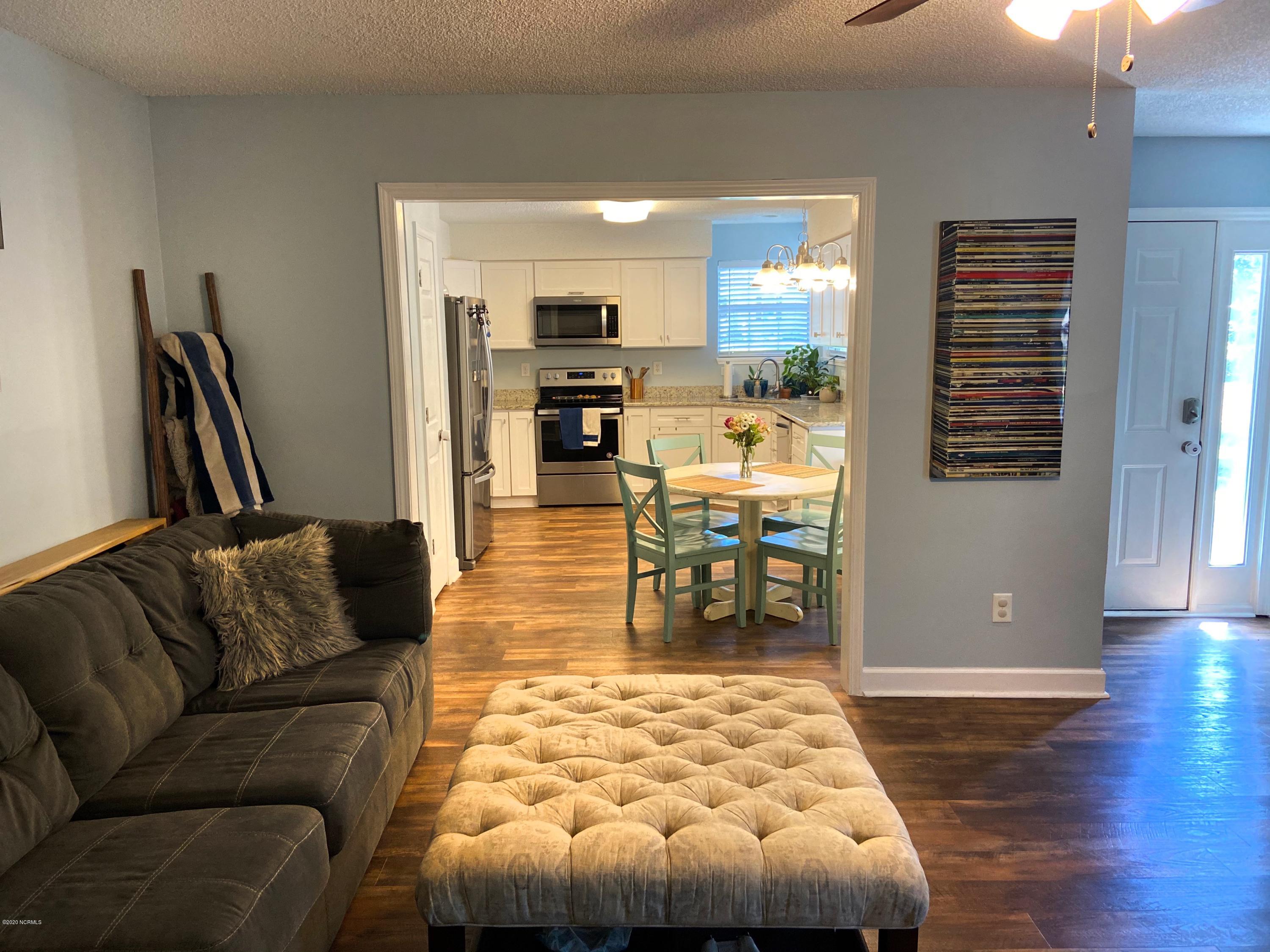400 Hidden Valley Road Wilmington, NC 28409 - Photo 4 of 15 LRandkitchen