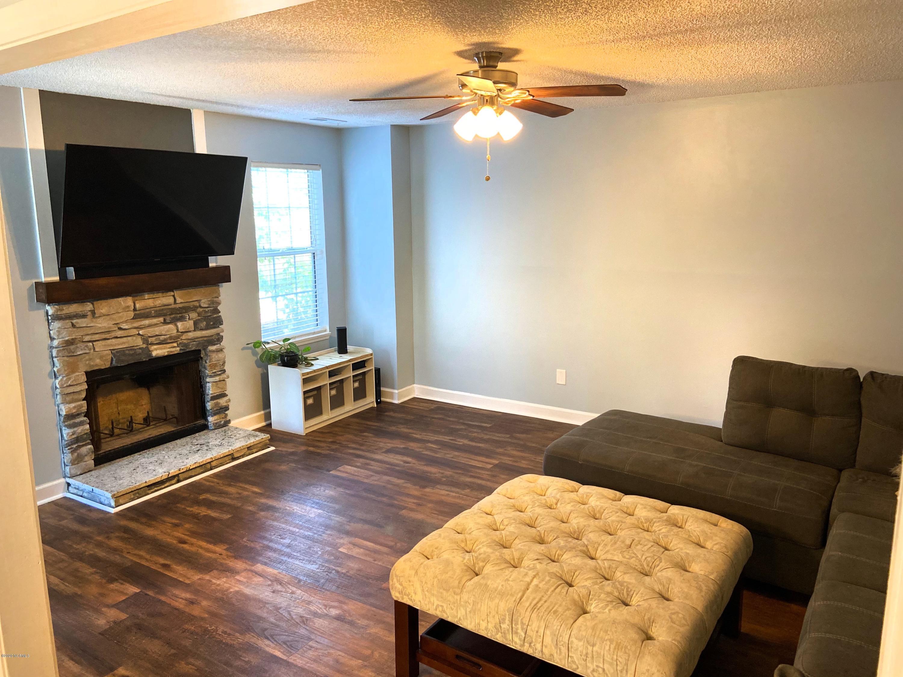 400 Hidden Valley Road Wilmington, NC 28409 - Photo 6 of 15 livingroom2