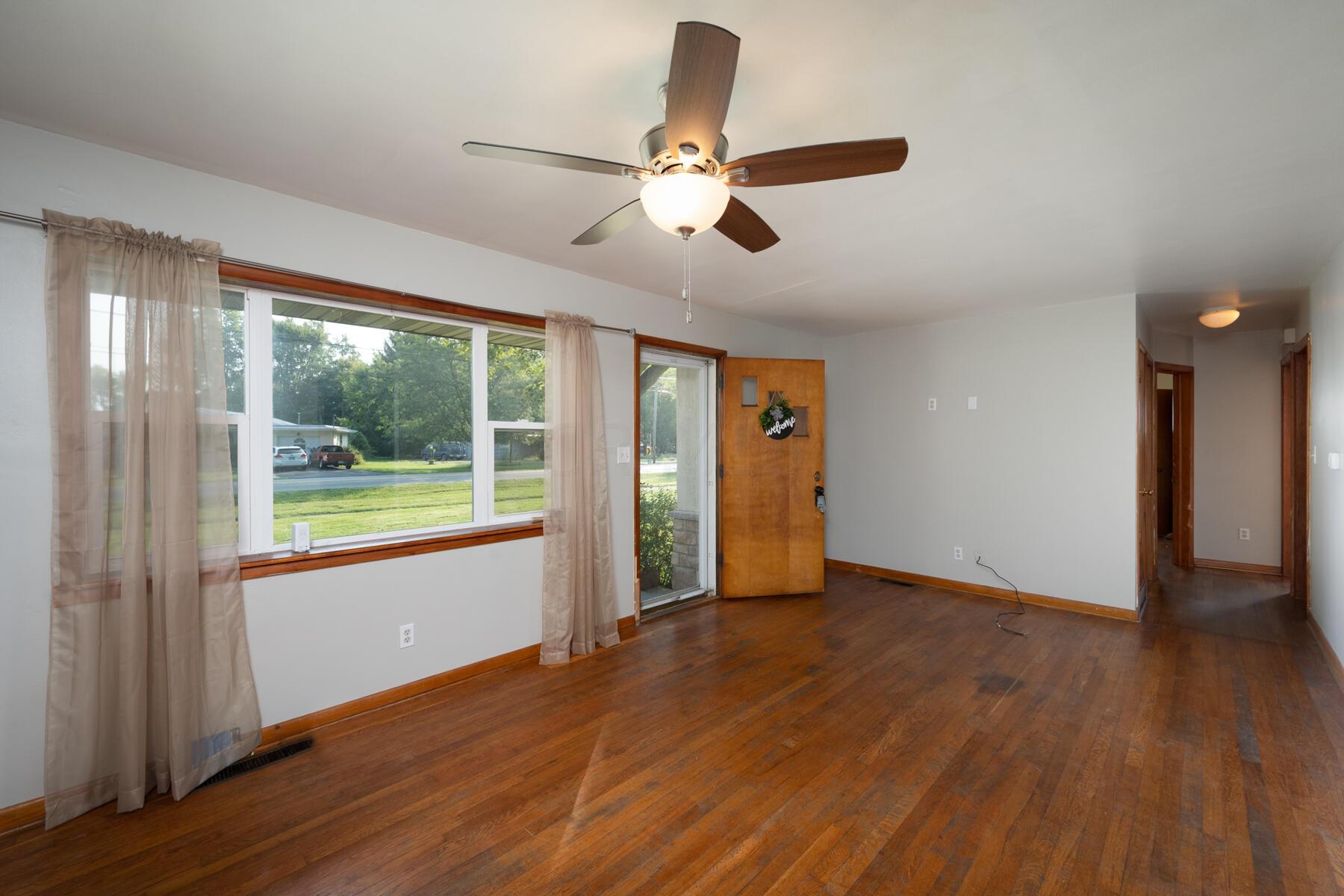 287 Troy Road Delaware, OH 43015 - Photo 5 of 35 Living Room