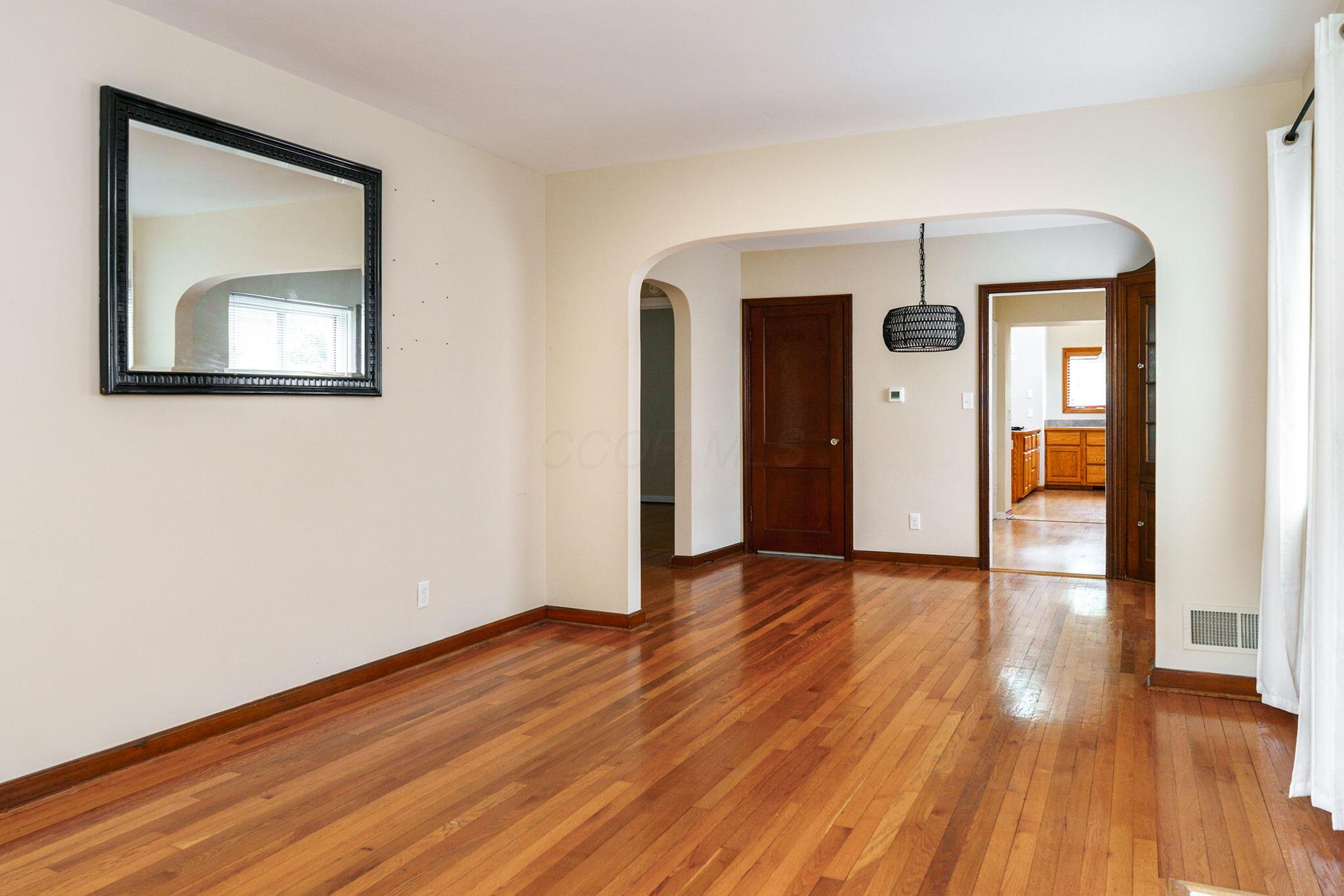 908 Vernon Road Columbus, OH 43209 - Photo 6 of 36 Living Room