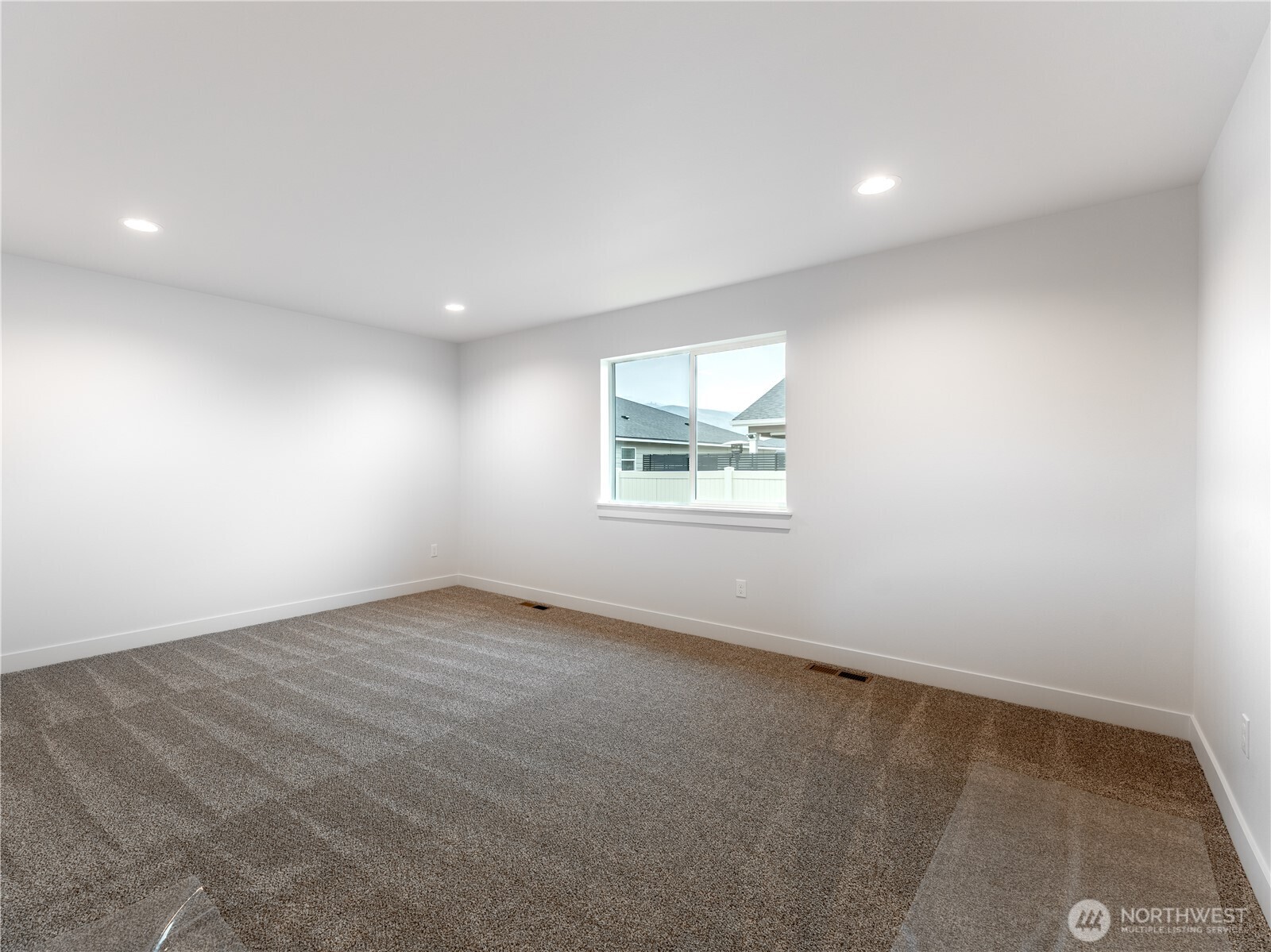 104 Salmon Drive Wenatchee, WA 98801 - Photo 18 of 35 an empty room with windows