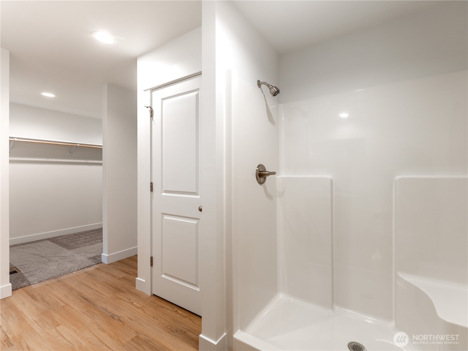 104 Salmon Drive Wenatchee, WA 98801 - Photo 21 of 35 a bathroom with a bathtub and a shower