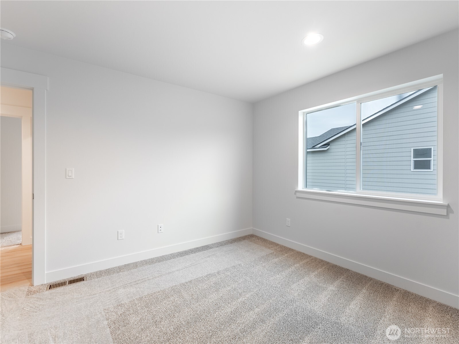 104 Salmon Drive Wenatchee, WA 98801 - Photo 32 of 35 an empty room with a window