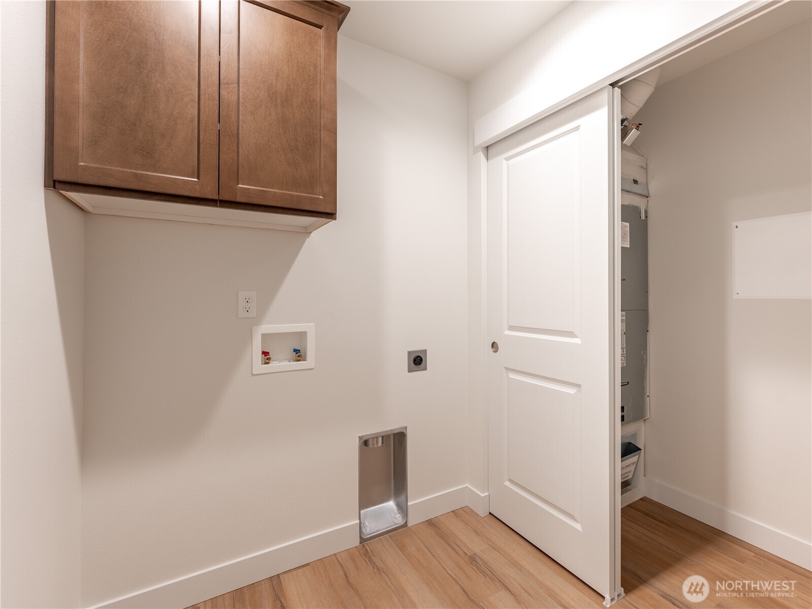 104 Salmon Drive Wenatchee, WA 98801 - Photo 33 of 35 a view of a room with wooden floor