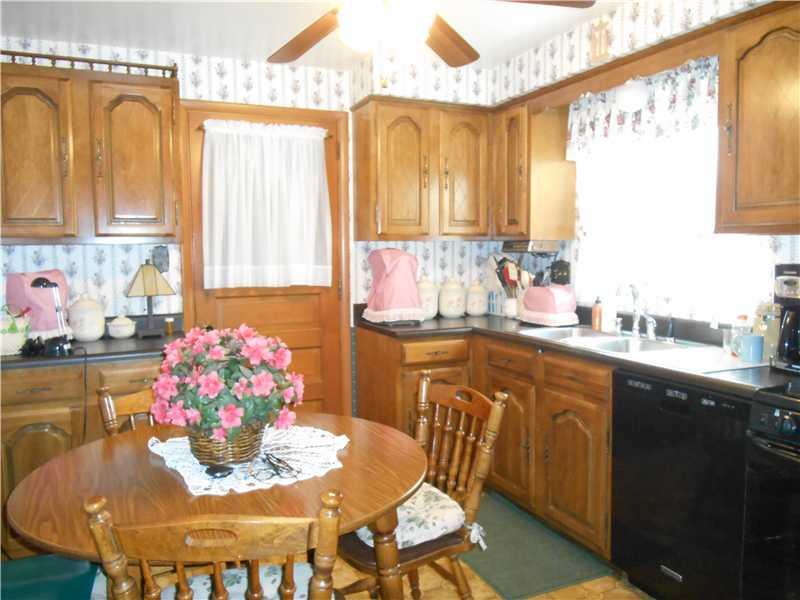 386 Pointview Road Brentwood, PA 15227 - Photo 11 of 25 Kitchen.