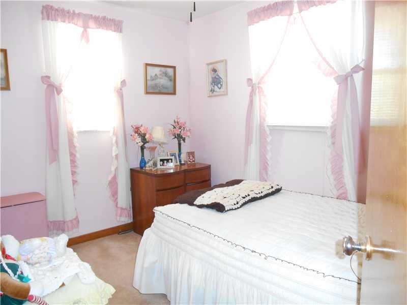 386 Pointview Road Brentwood, PA 15227 - Photo 15 of 25 Bedroom.
