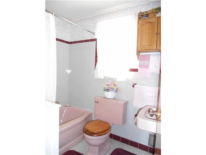 386 Pointview Road Brentwood, PA 15227 - Photo 20 of 25 Full Bath.