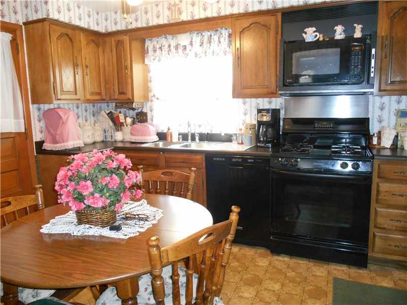 386 Pointview Road Brentwood, PA 15227 - Photo 9 of 25 Kitchen.