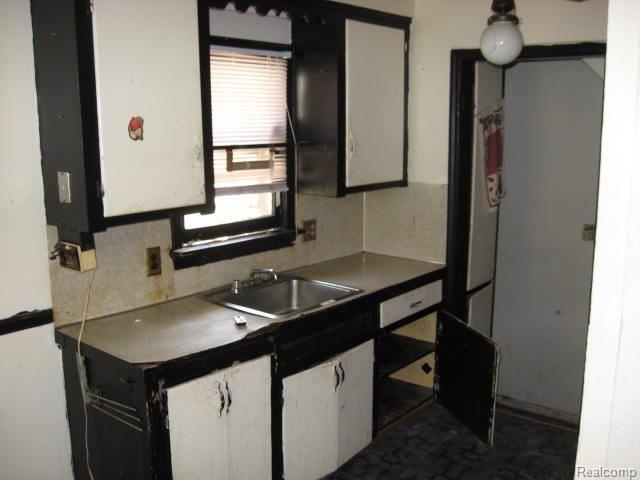 8281 Evergreen Road Detroit, MI 48228 - Photo 7 of 8 8281 Evergreen-kitchen