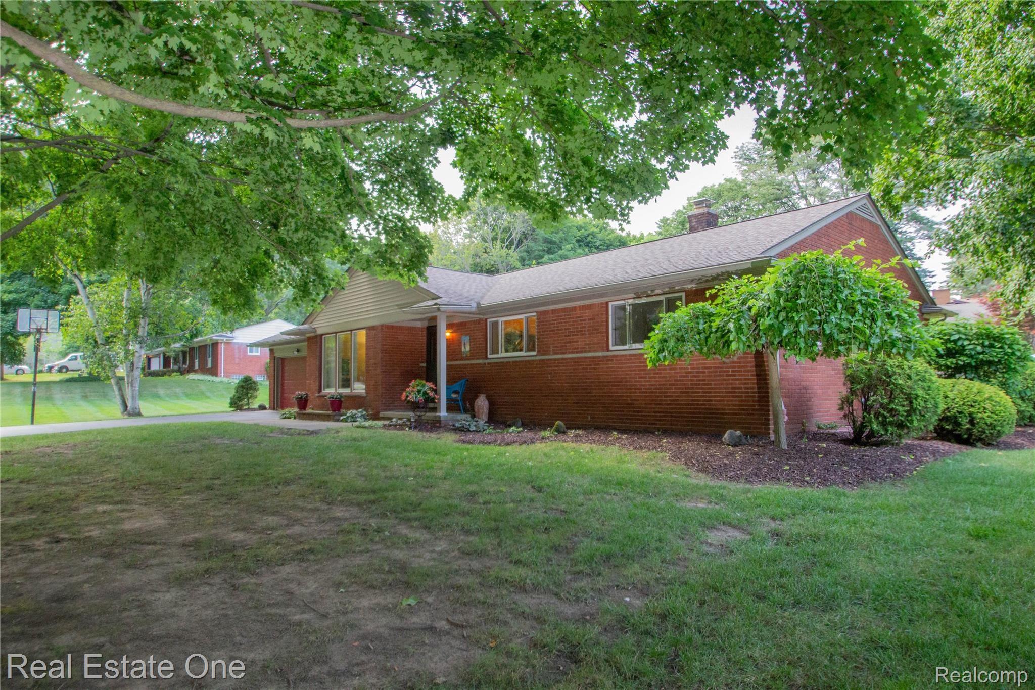 1430 Gracedale Drive Rochester, MI 48309 - Photo 5 of 31 exterior-kathleen-house-8.jpg