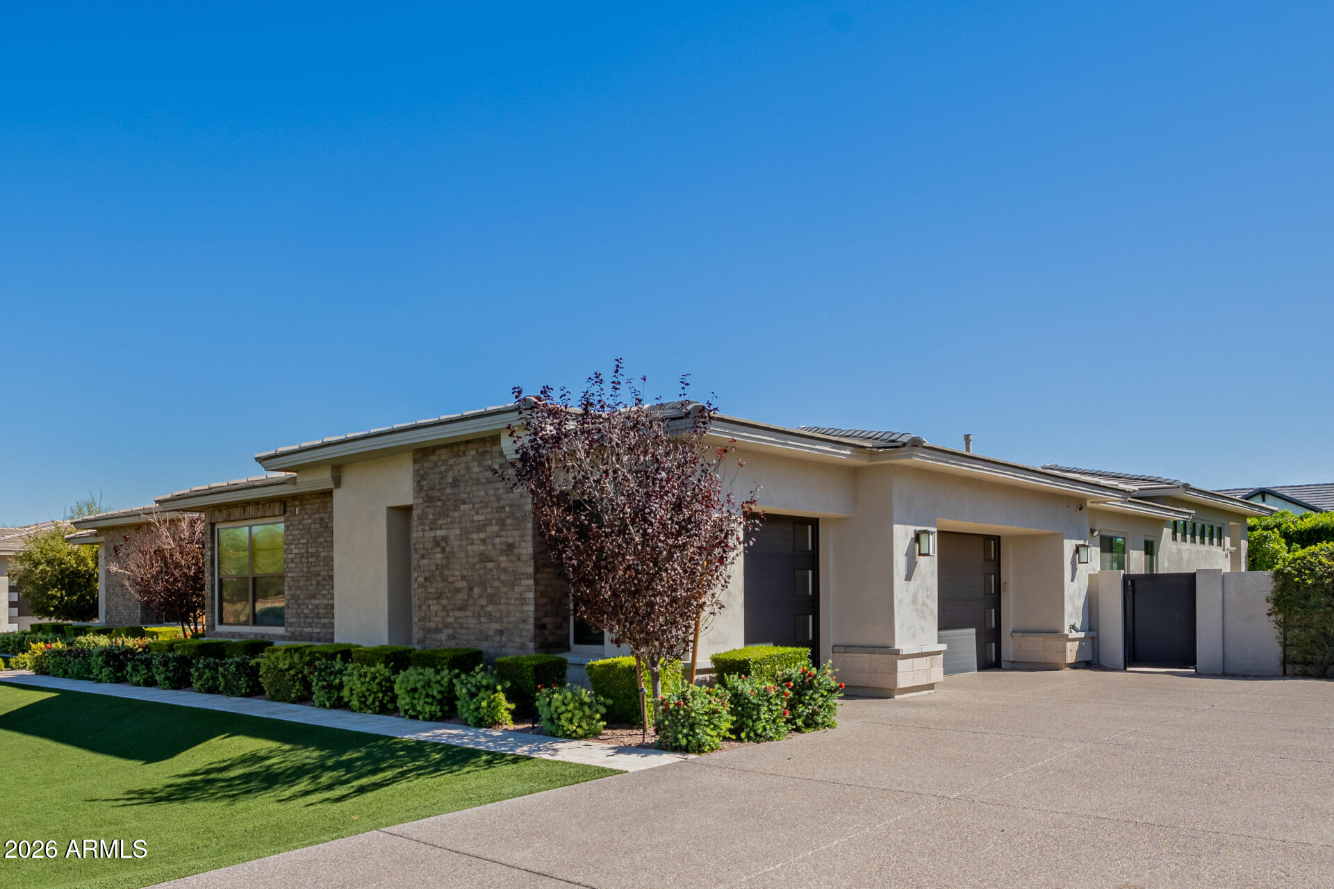2665 East Hummingbird Way Gilbert, AZ 85297 - Photo 98 of 100 a view of a building with a garden