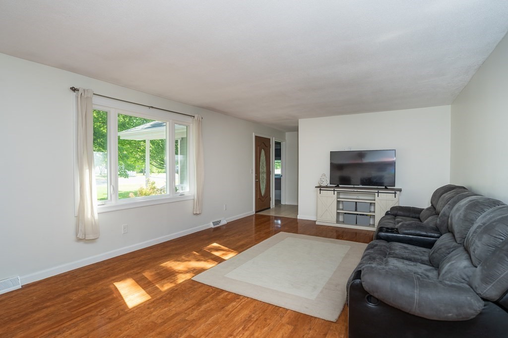 44 Line Street Southampton, MA 01073 - Photo 4 of 42 Gallery Image 4