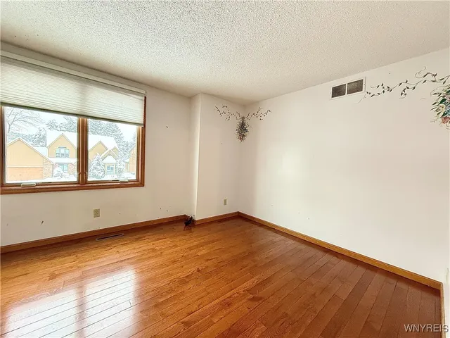 $3,200 | 8 Hummingbird Lane, Amherst, NY 14228