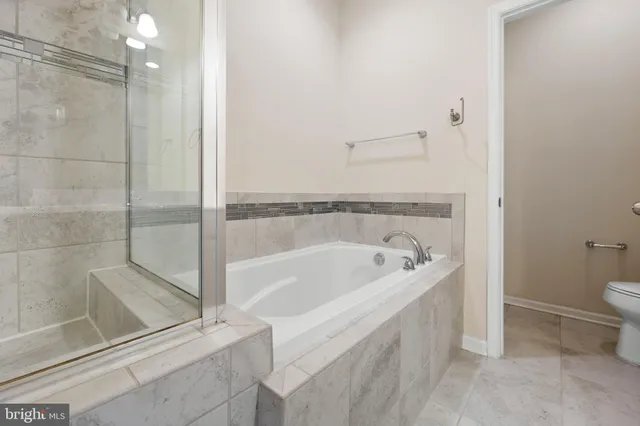 a close up view of a washer and dryer