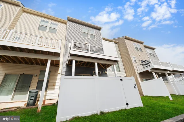 a view of a house with backyard