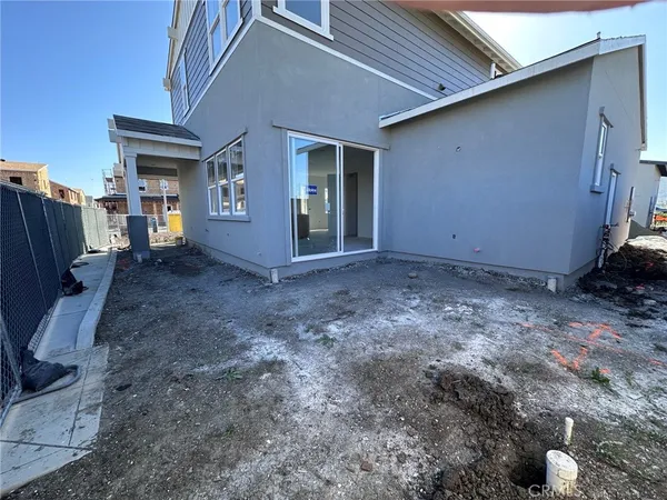 a view of a house with backyard