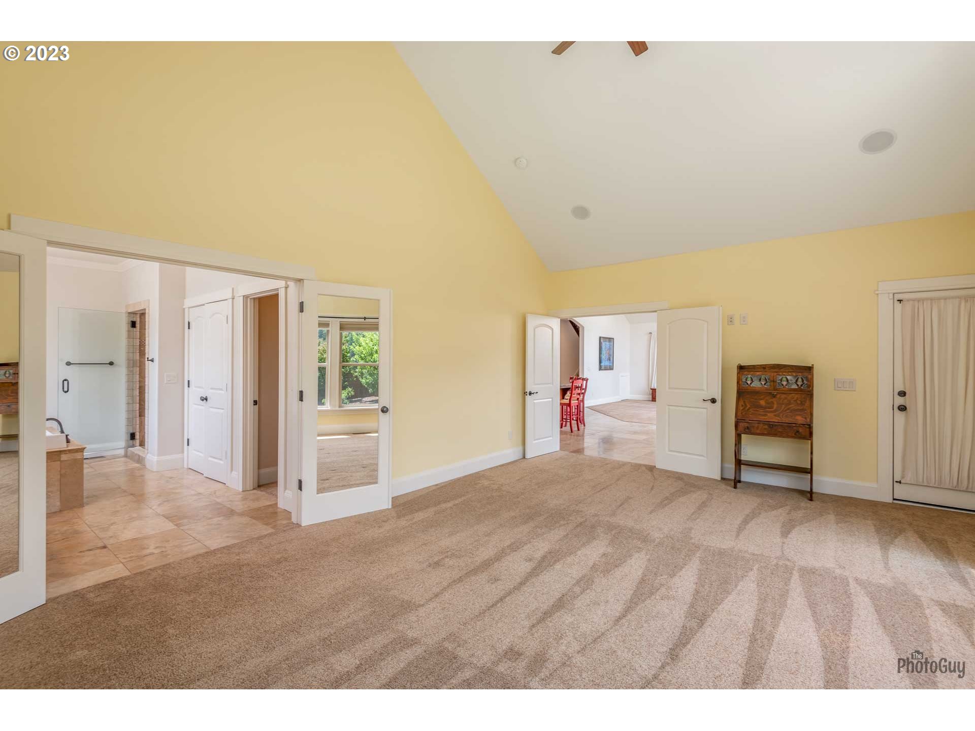 6099 Graystone Loop Springfield, OR 97478 - Photo 21 of 48 a view of empty room with cabinet and mirrors