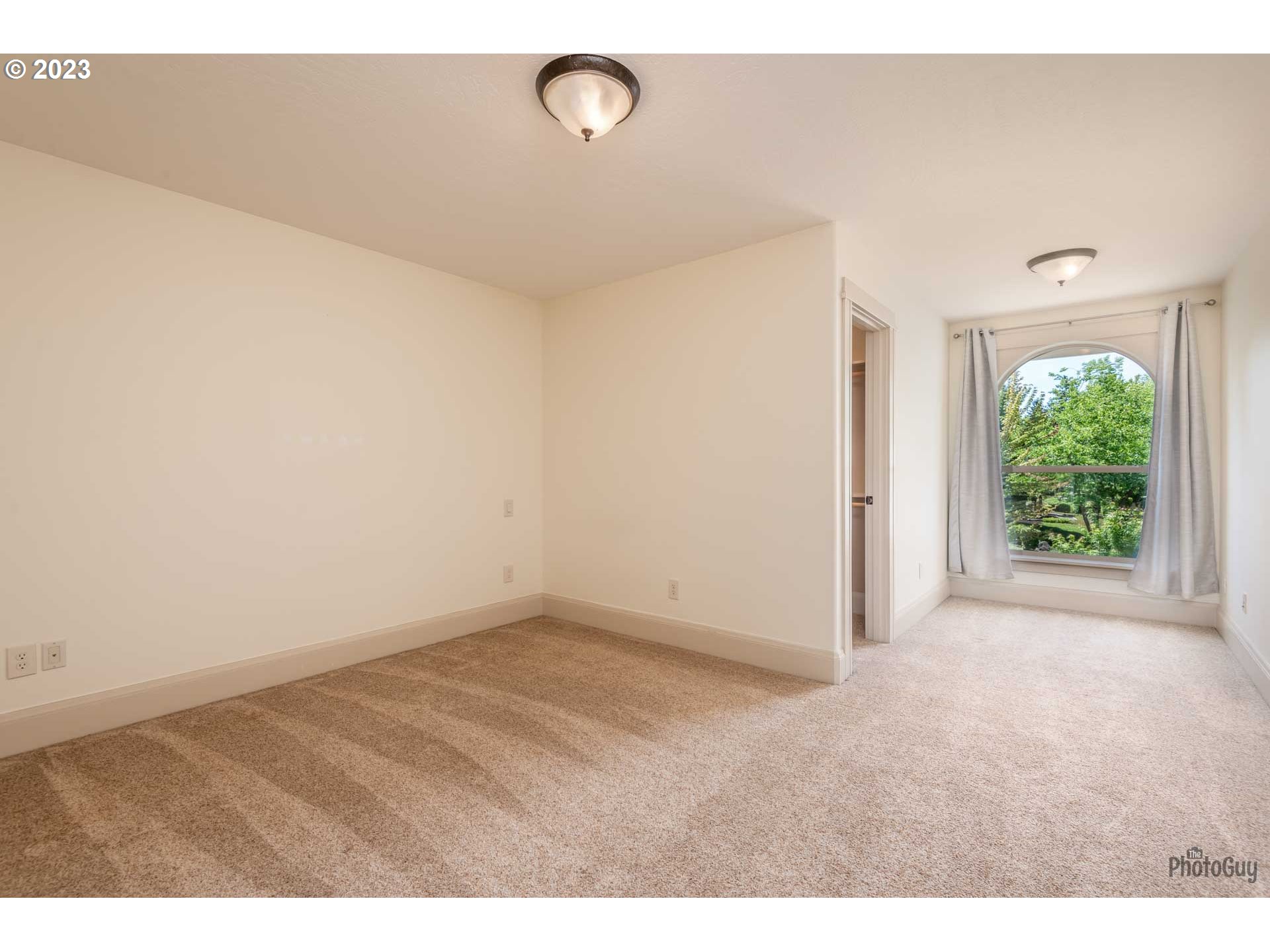 6099 Graystone Loop Springfield, OR 97478 - Photo 33 of 48 a view of empty room with window