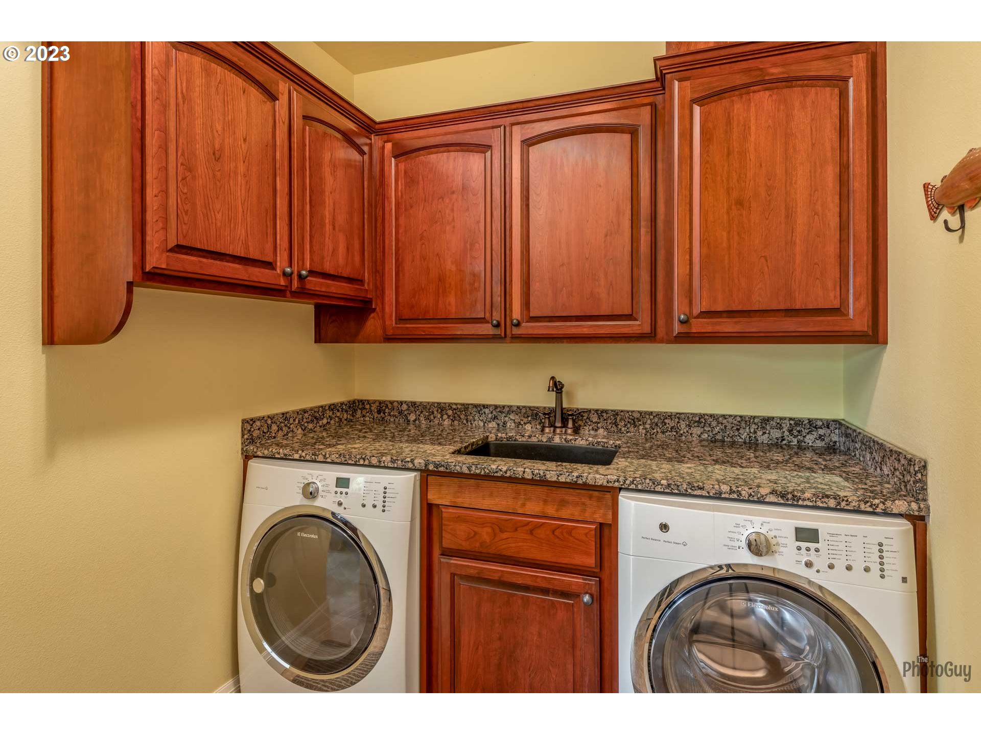 6099 Graystone Loop Springfield, OR 97478 - Photo 39 of 48 a utility room with dryer and washer