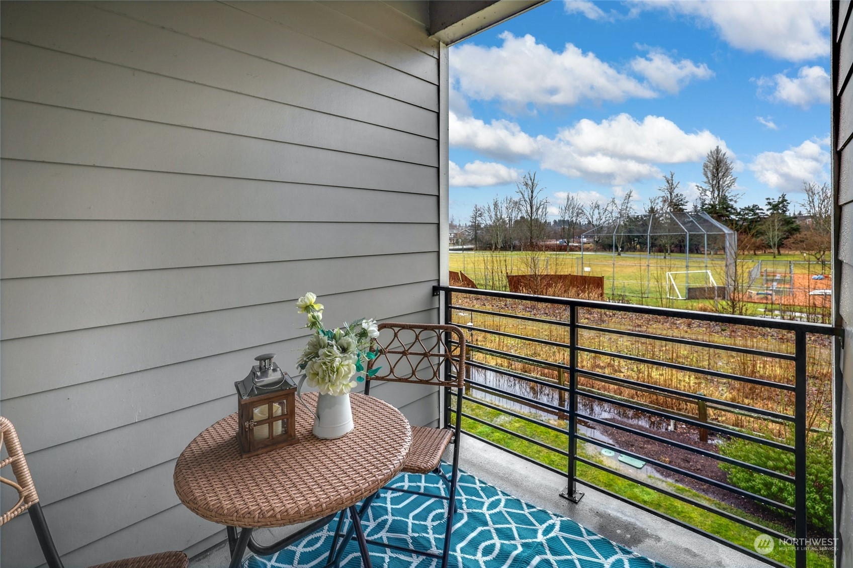 12718 35th Avenue Southeast, Unit E2 Everett, WA 98208 - Photo 25 of 28 a balcony with table and chairs