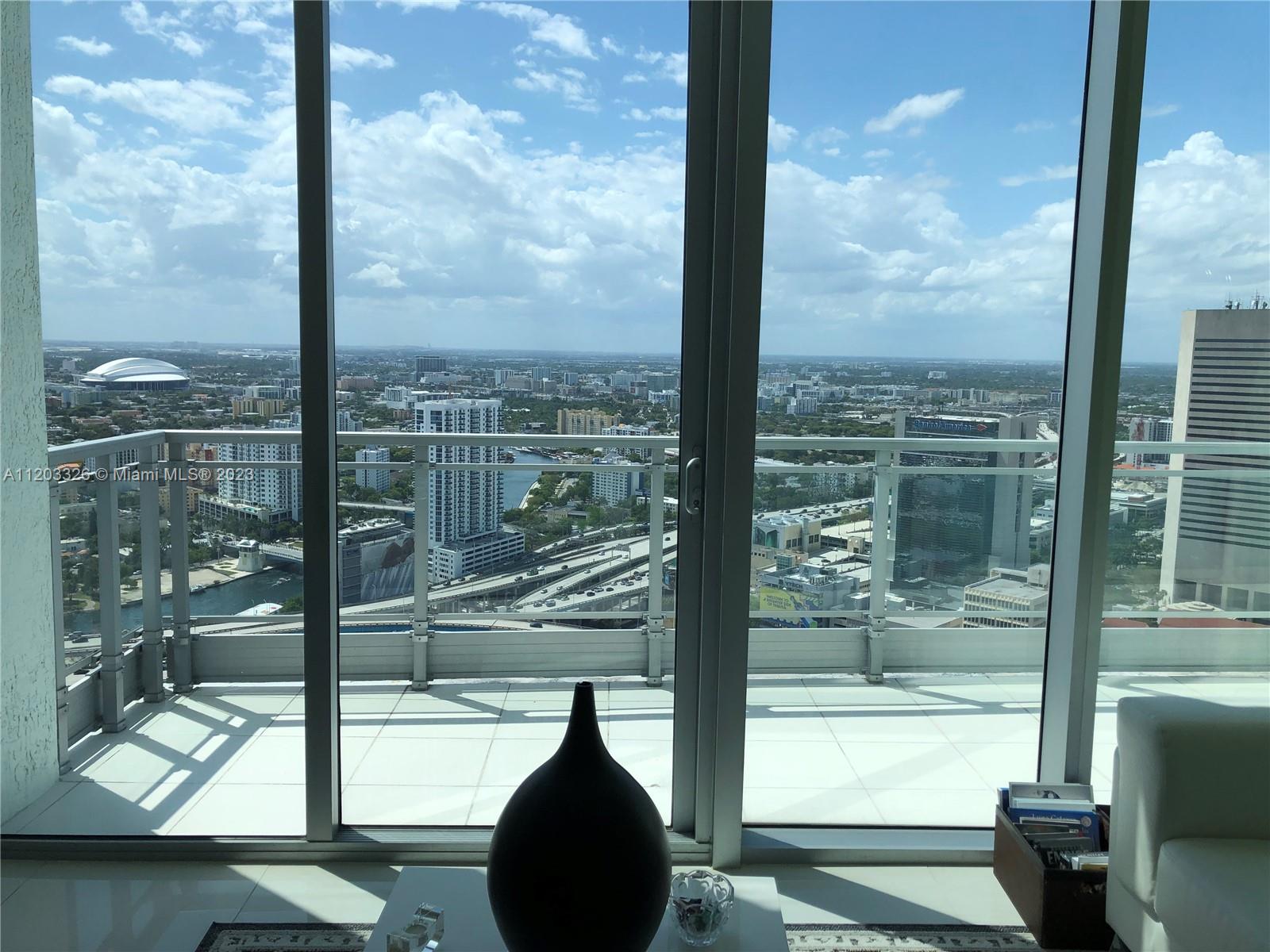 90 Southwest 3rd Street, Unit PH7 Miami, FL 33130 - Photo 4 of 11 Gallery Image 4