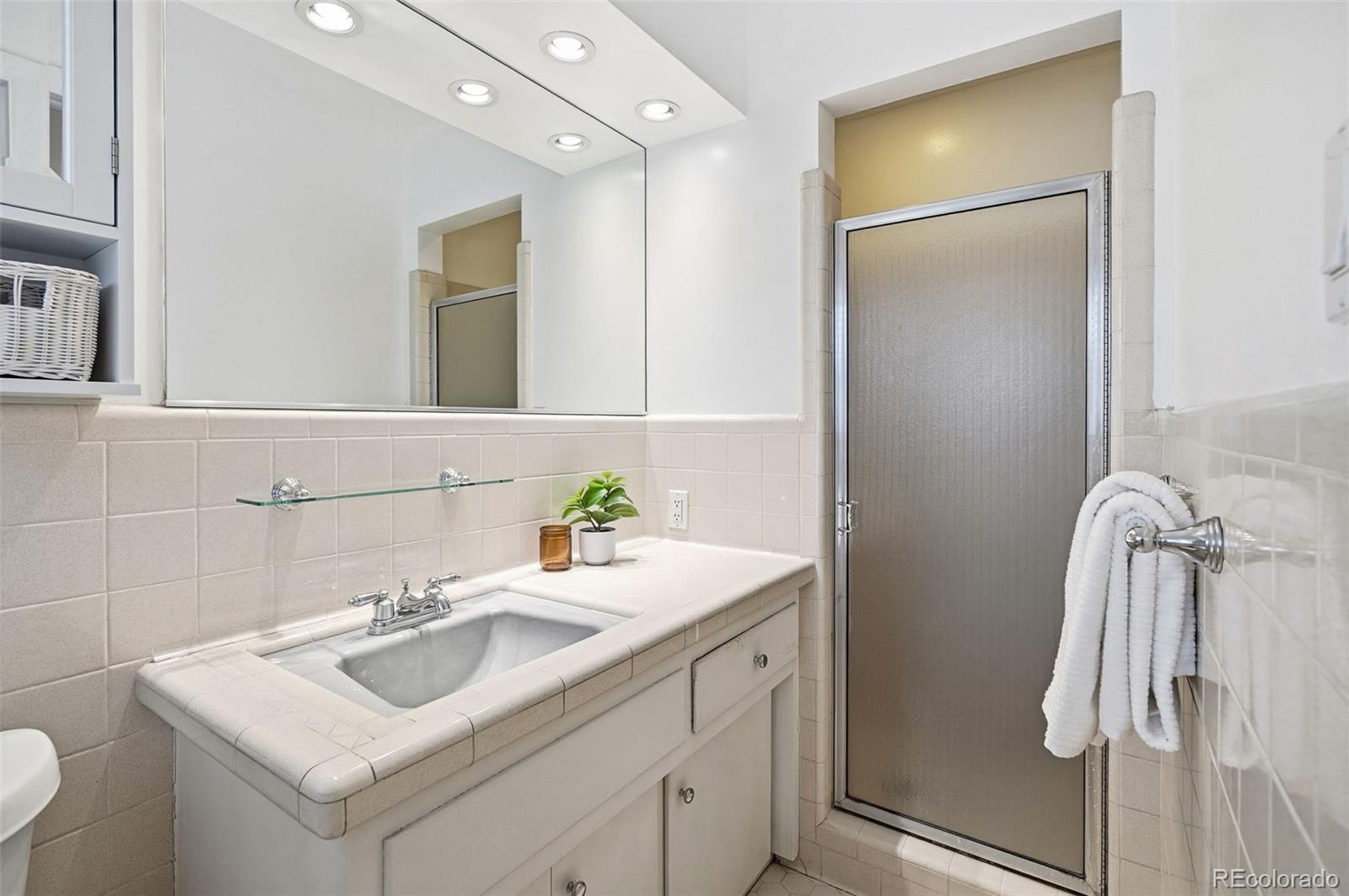 800 East Pinewood Avenue Littleton, CO 80121 - Photo 25 of 42 a bathroom with a sink vanity and tub