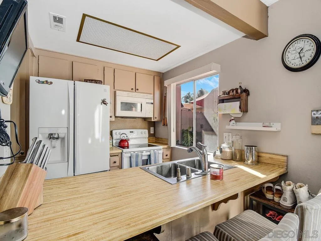 8022 Winter Gardens Boulevard, Unit E El Cajon, CA 92021 - Photo 10 of 30 a room with furniture and a table